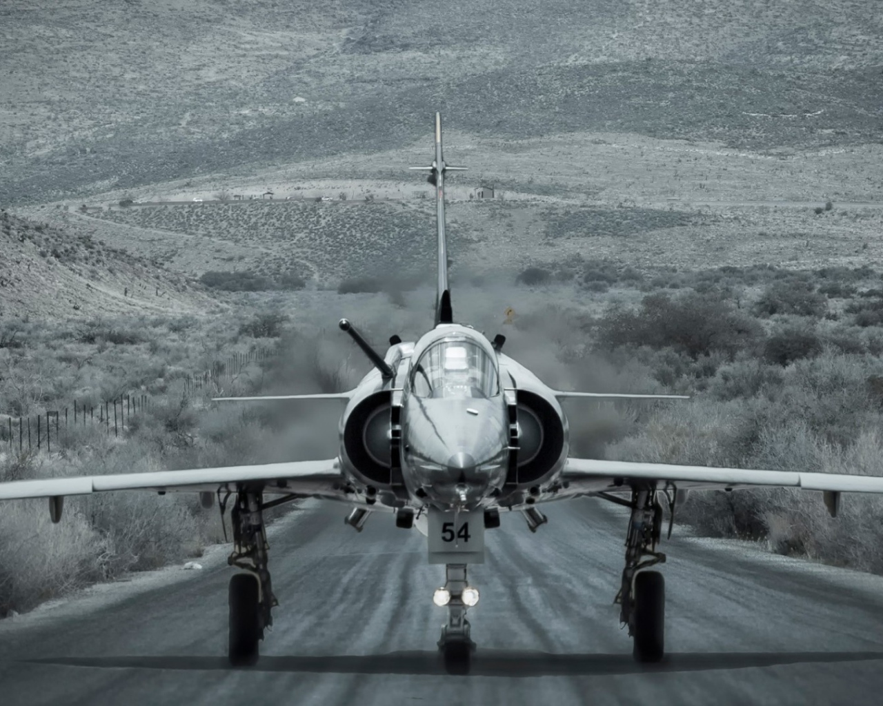 Истребитель на взлетно-посадочной полосе