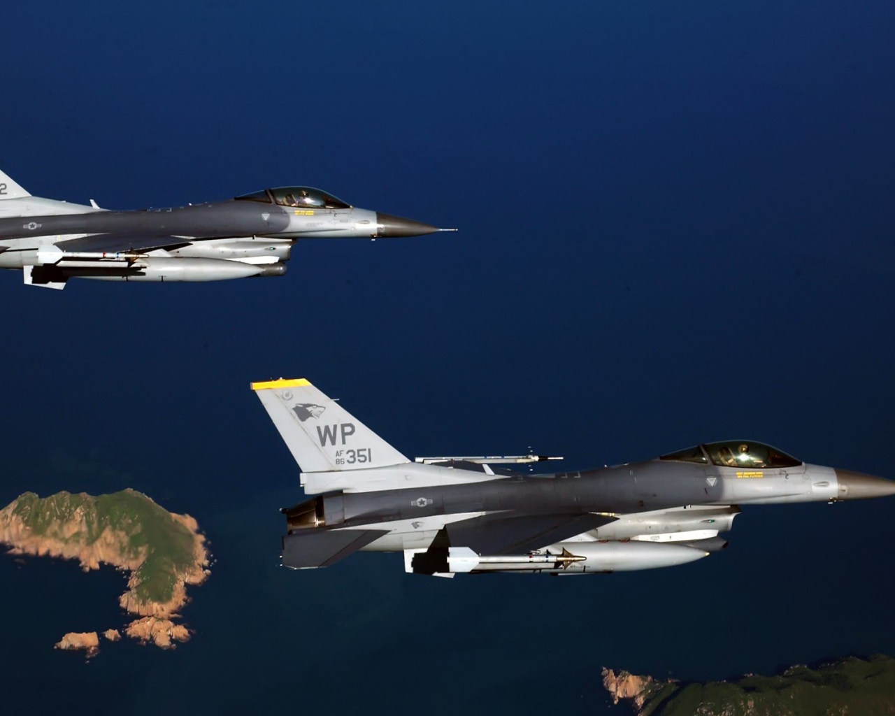 Истребители F-18 Hornet над островами