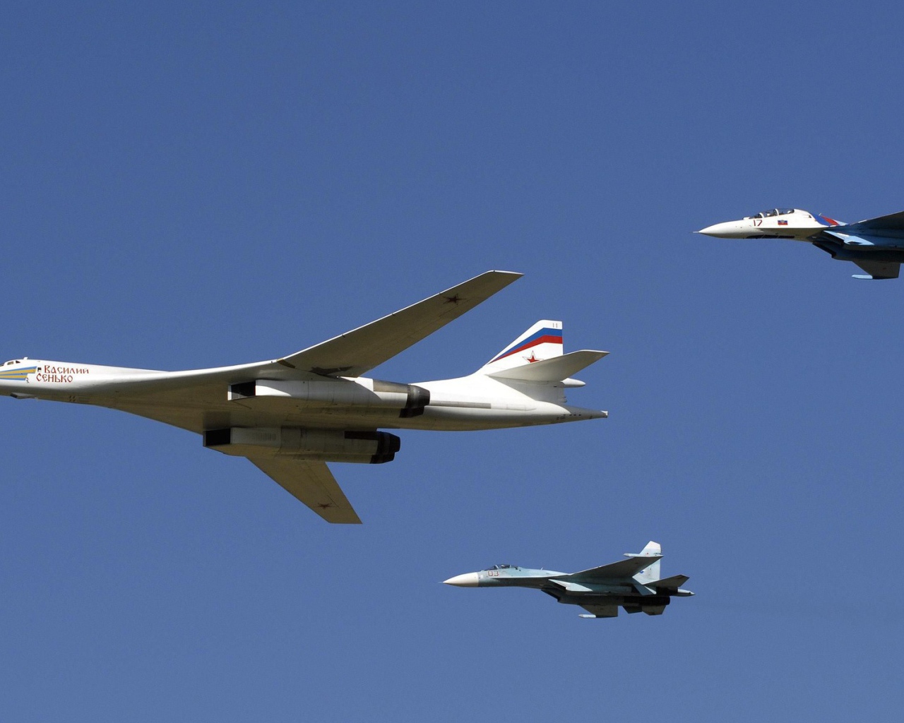 Истребители сопровождают военный самолет ТУ-160