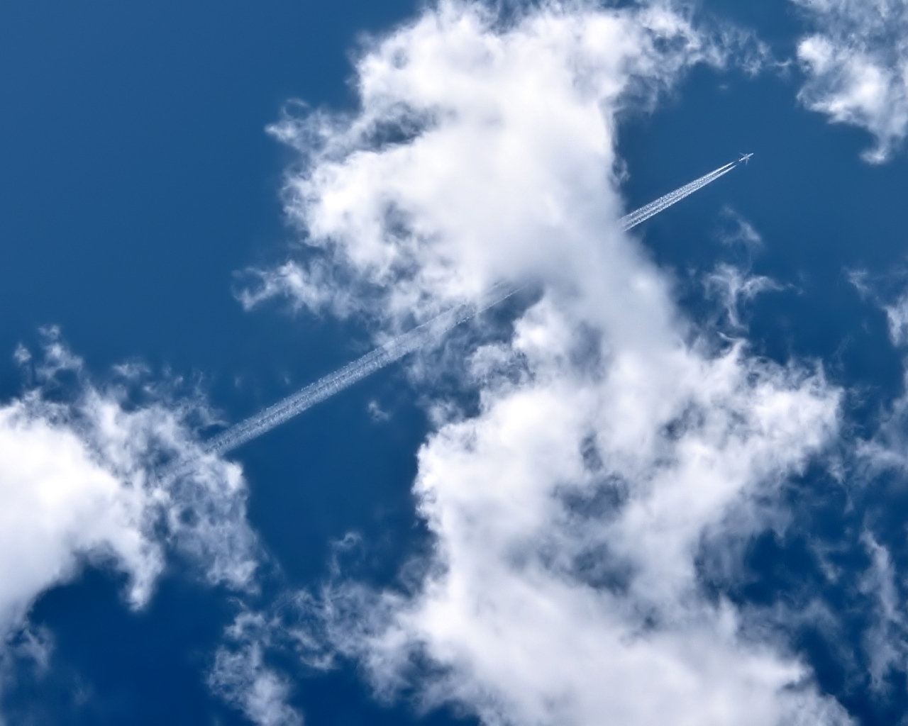 Полет самолета в облаках