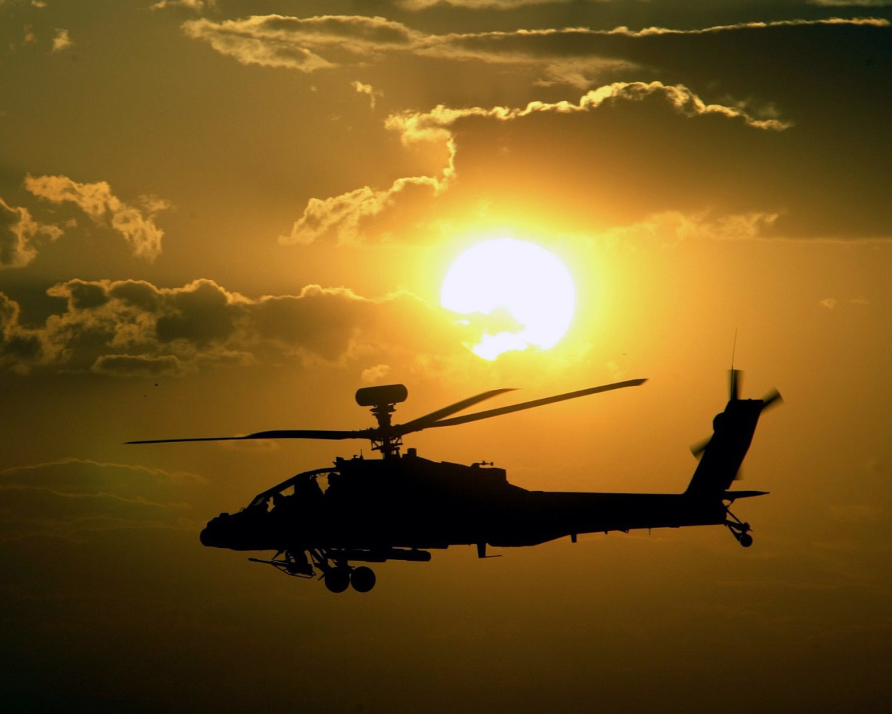 Вертолет AH-64 Apache на фоне солнца
