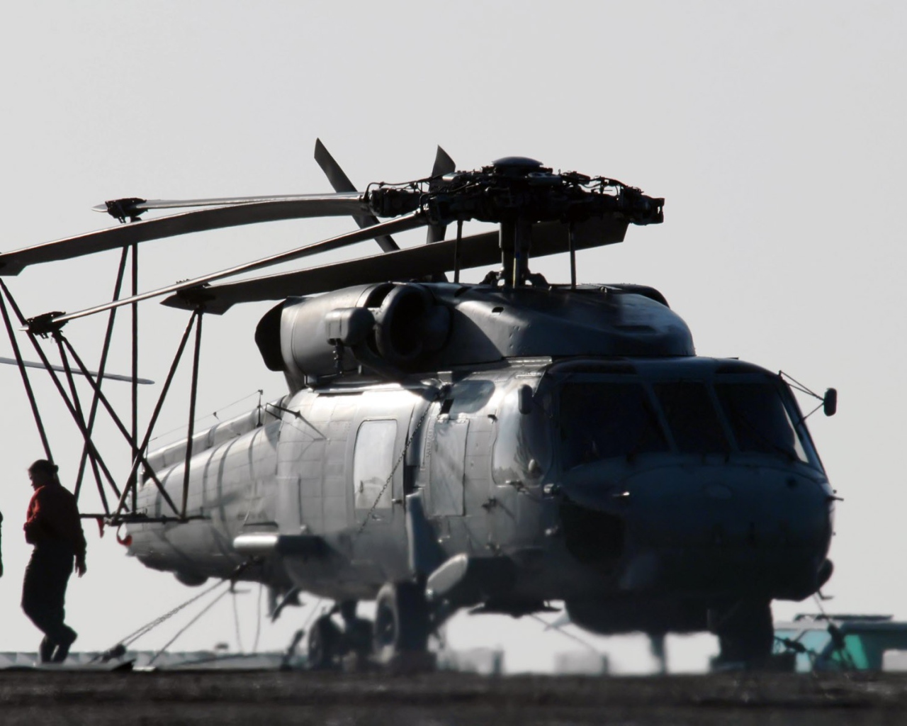 Вертолет со сложенными лопастями