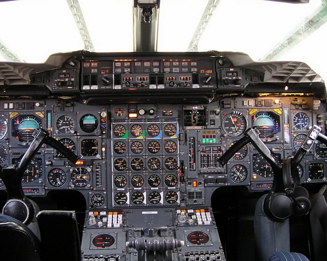Приборы в кабине современного самолета