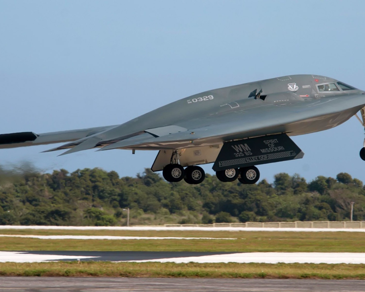 Самолет невидимка B-2 Spirit на взлете