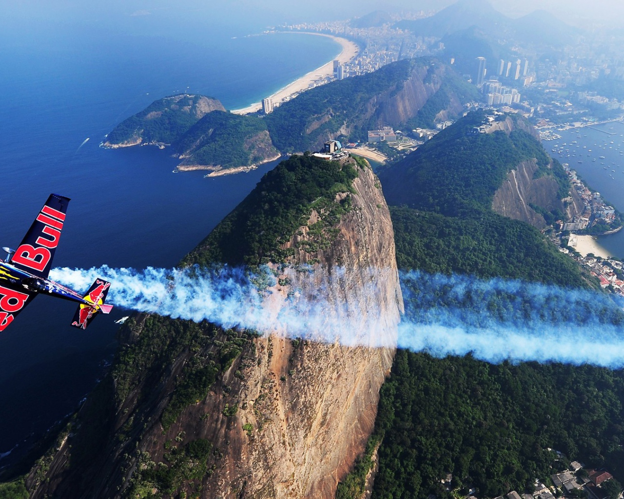 Легкий самолет пролетает над городом