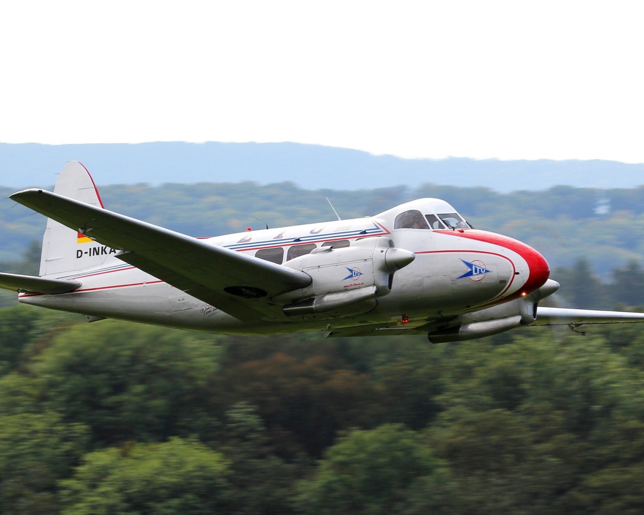 Легкий самолет над джунглями