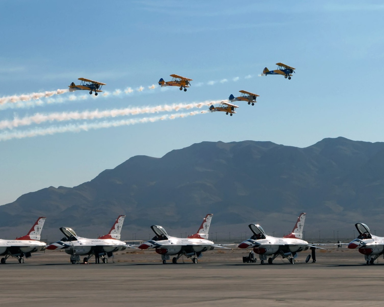 Легкие одномоторные самолеты пролетают над военной базой