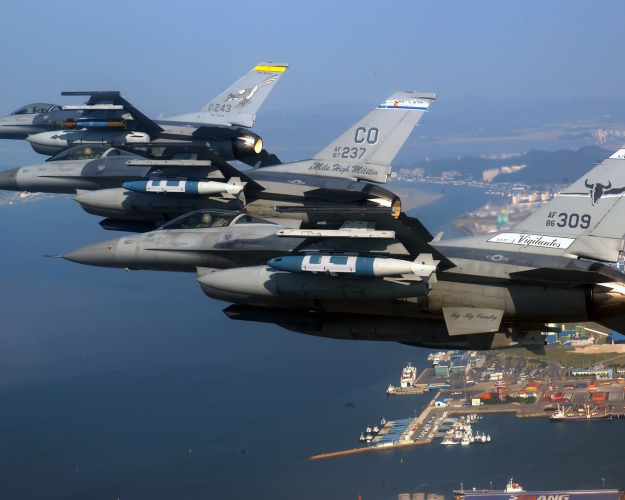 Звено F-15 Eagle выполняет синхронный поворот