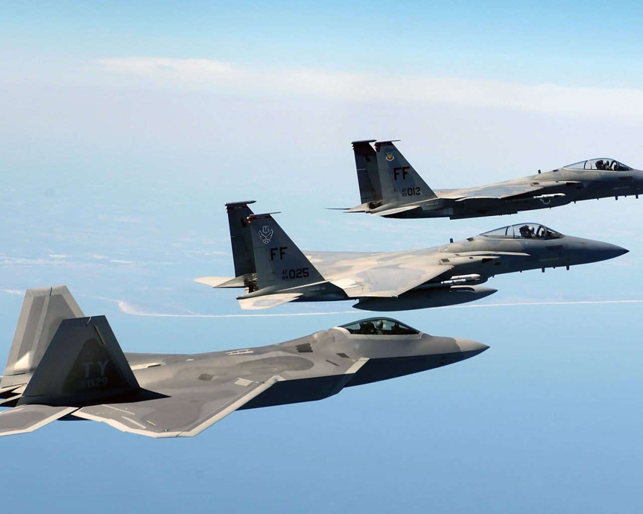 Звено самолетов F-22 Raptor и F-15 Eagle