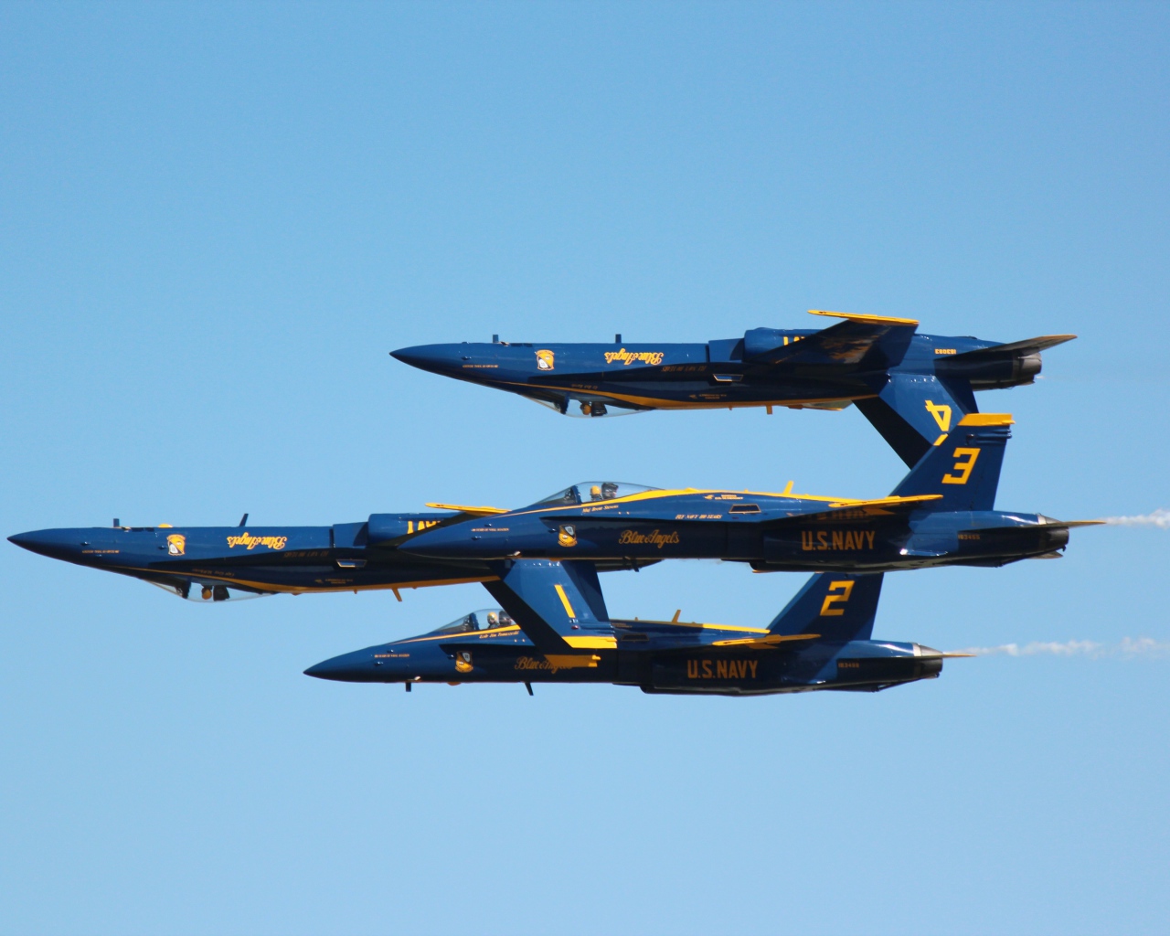 Звено самолетов F-18 Hornet выполняет трюки в небе