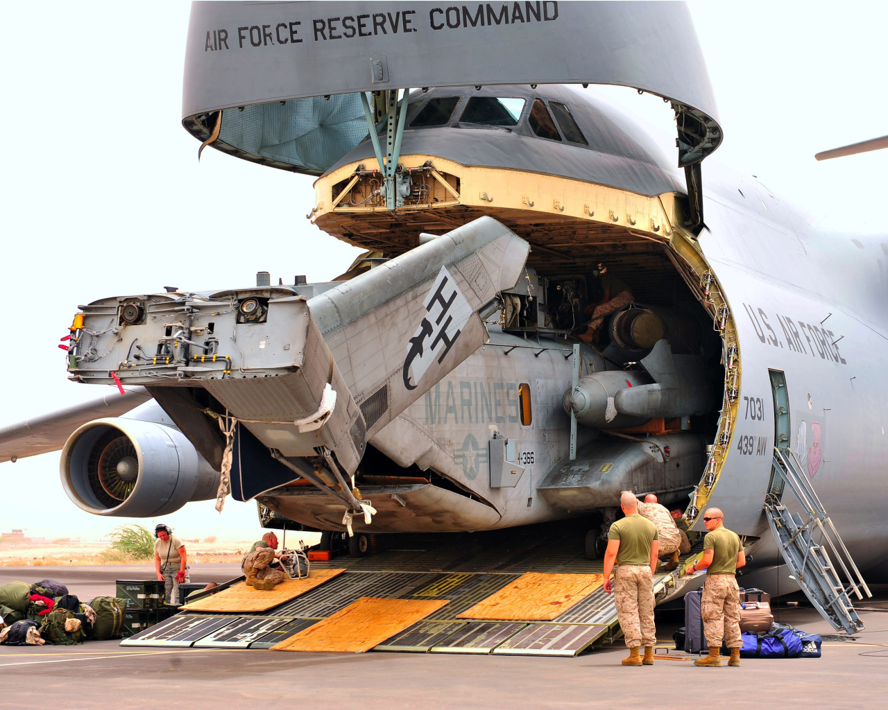 Погрузка самолета