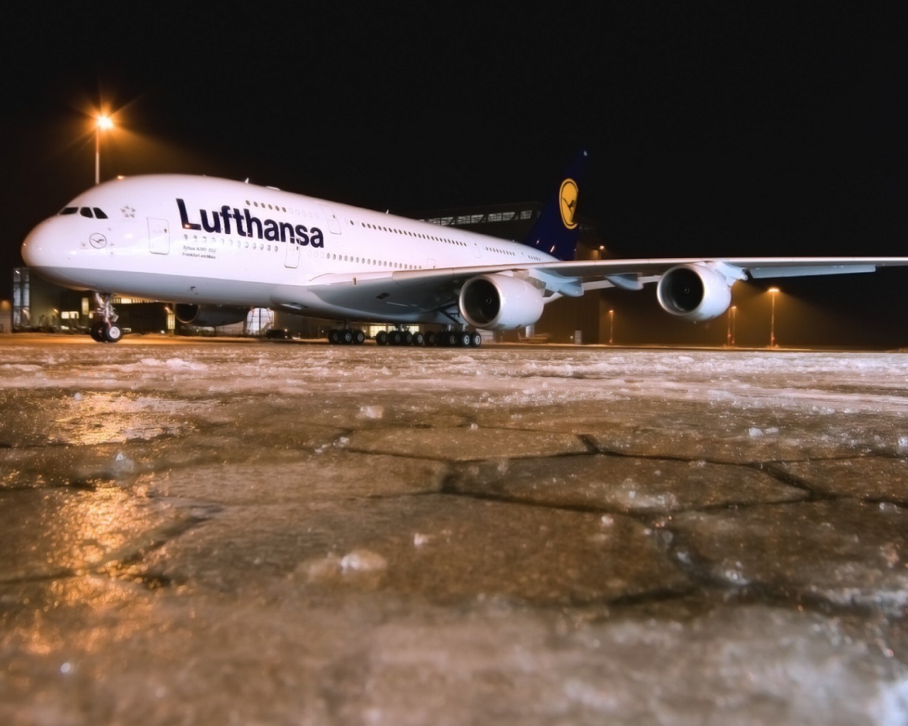 Самолет Люфтганза стоит в аэропорту