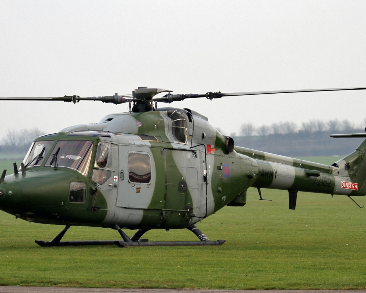 Медицинский вертолет в камуфляжной раскраске