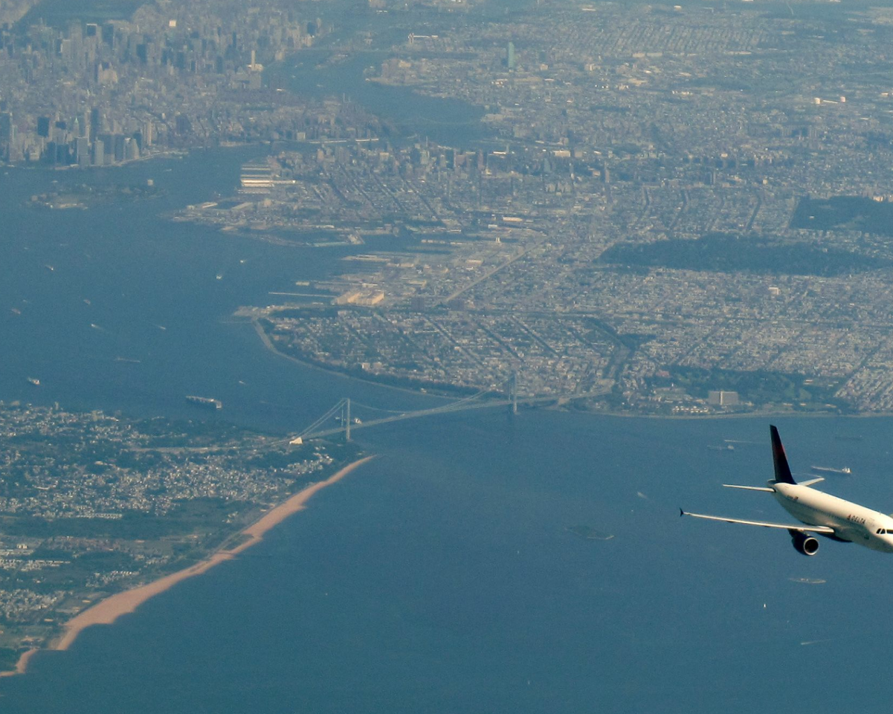 Мегаполис под крыльями пассажирского самолета