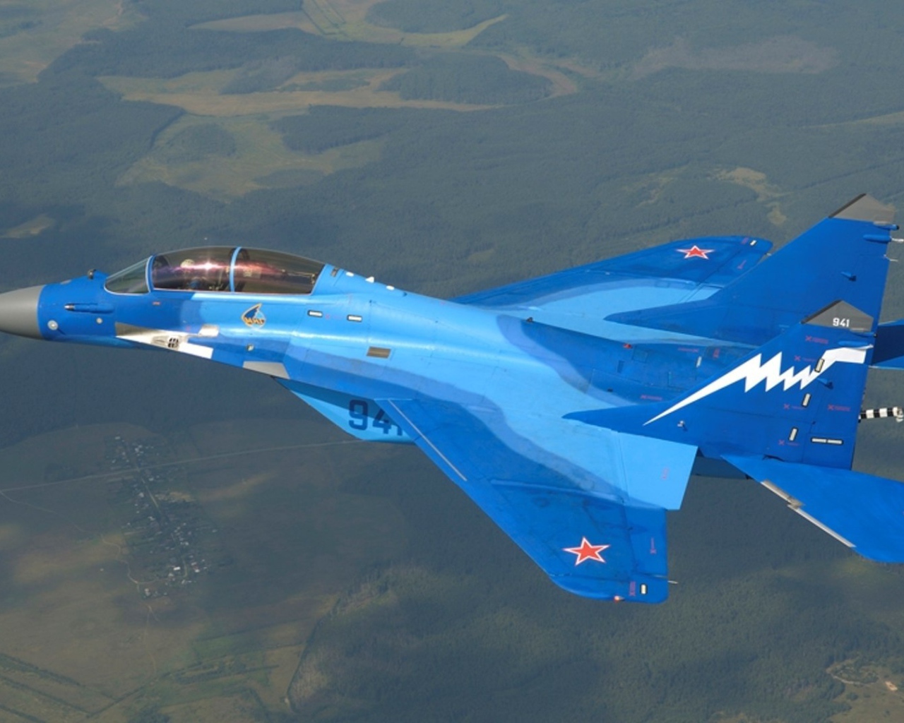 Истребитель МиГ-29К голубого цвета