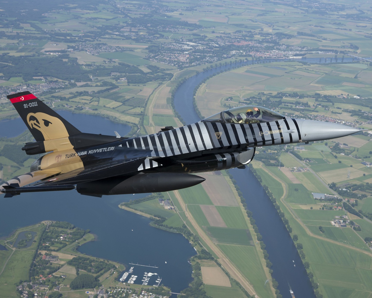 Военный самолет F-16 в небе Турции