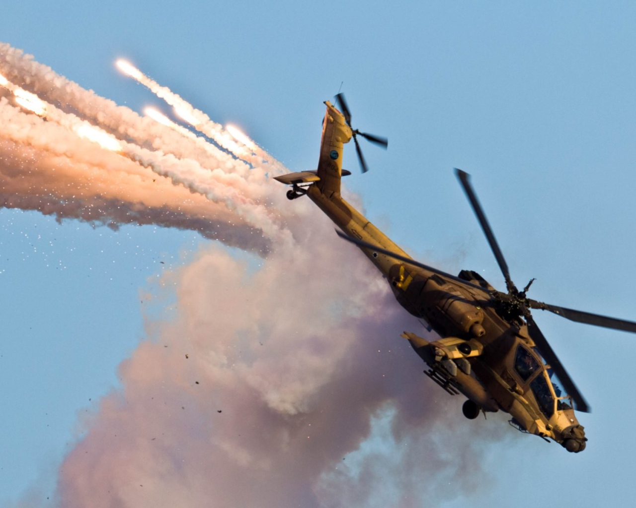 Военный вертолет AH-64 Apache на учениях