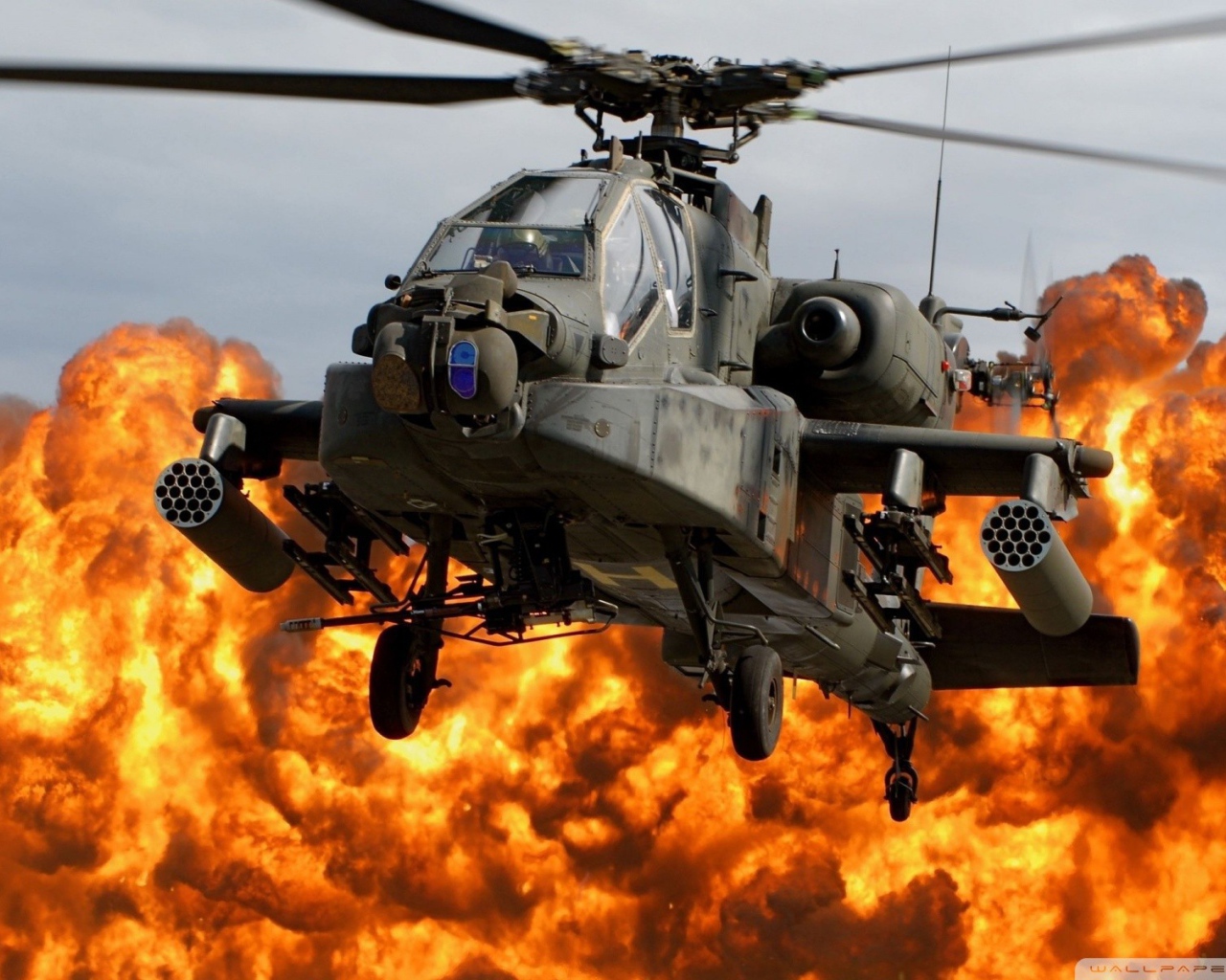 Военный вертолет на фоне огня