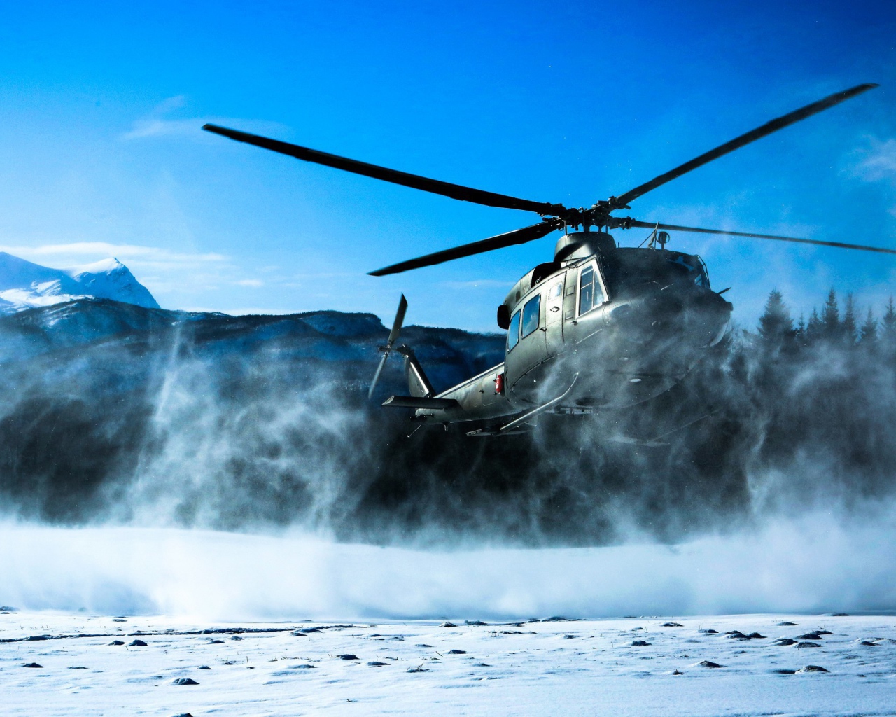 Военный вертолет садится на снег в Норвегии