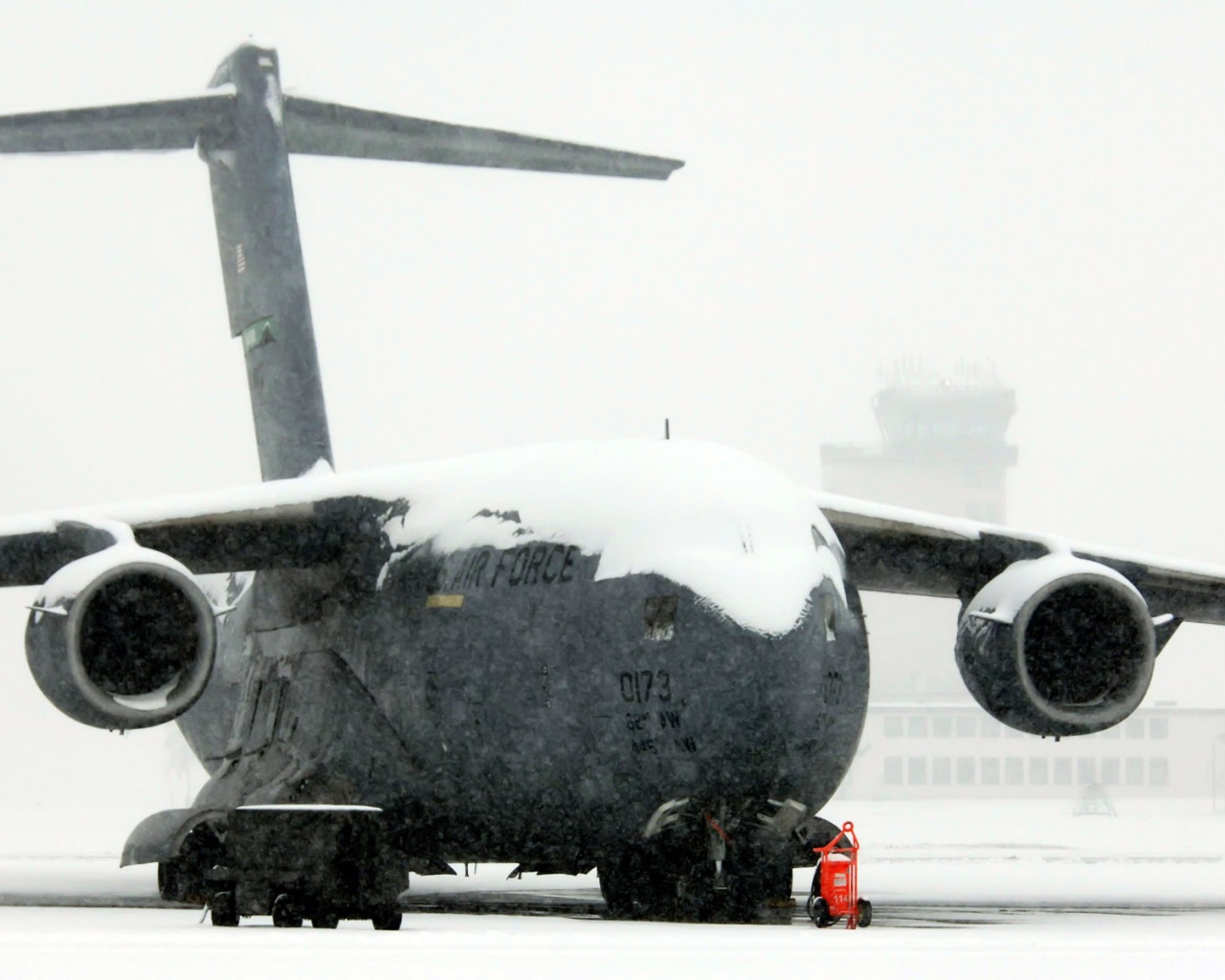Военно транспортный самолет C-17 Globmaster замело снегом