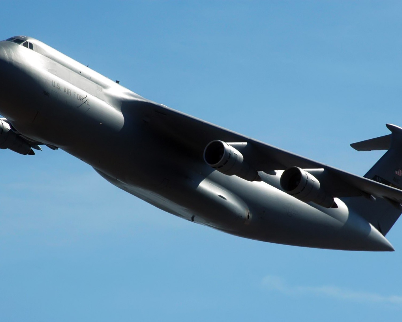 Военно транспортный самолет на голубом фоне