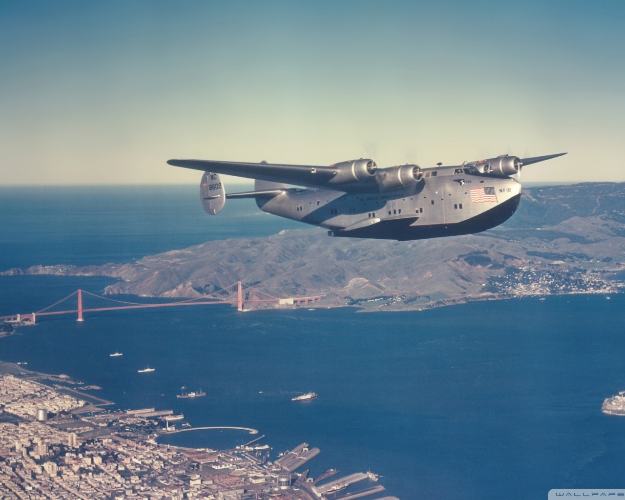 Военно транспортный самолет над Сан-Франциско