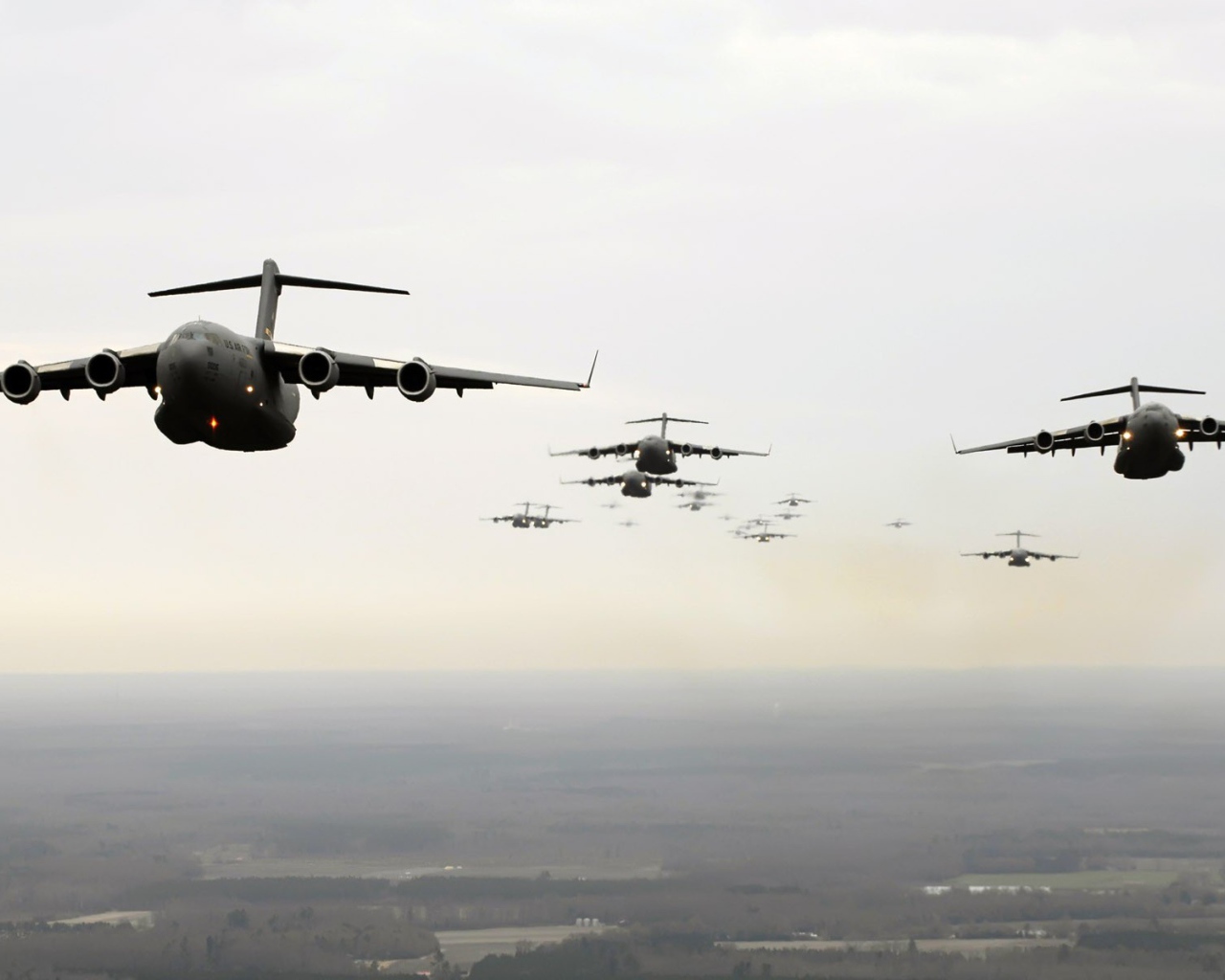 Военные транспортники C-17 Globmaster готовятся к десанту