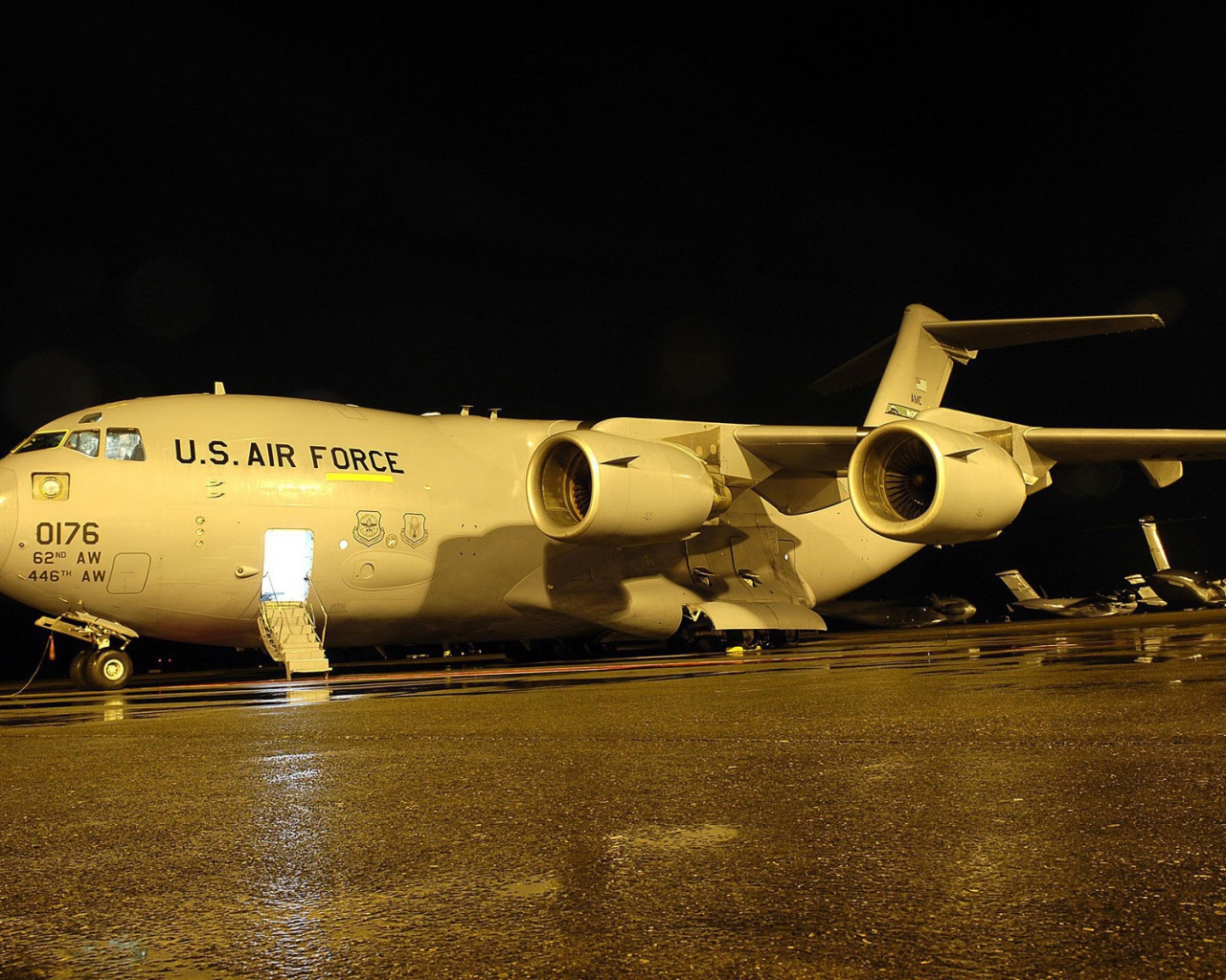 Ночное фото транспортного самолета C-17 Globmaster