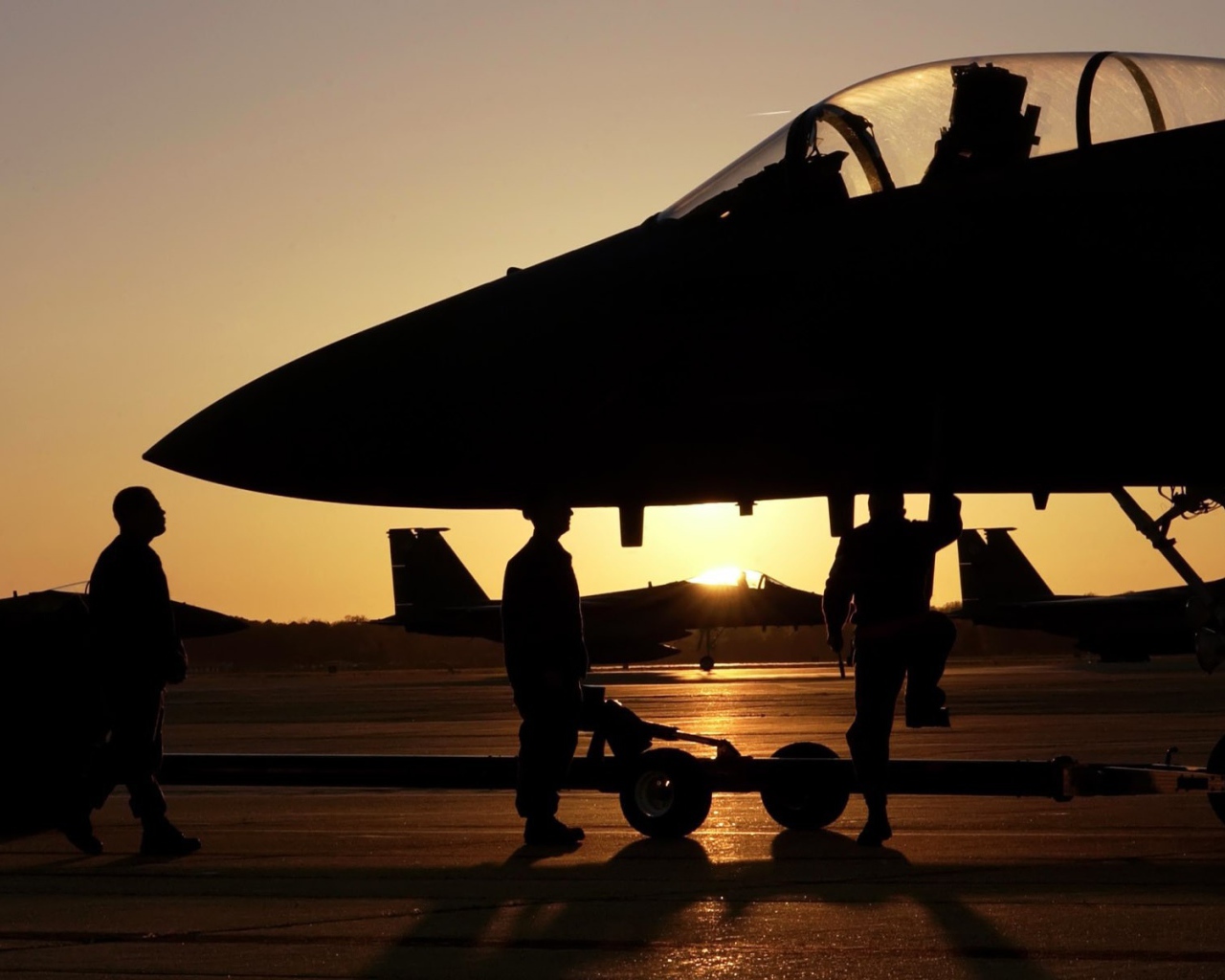 Обслуга самолета F-15 Eagle на базе