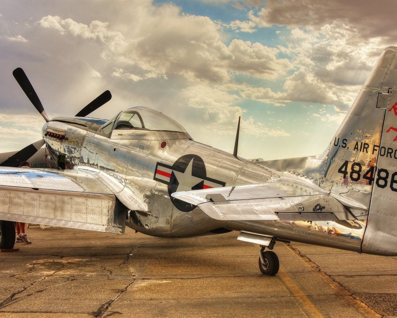 Старый самолет P-51 Mustang американских ВВС