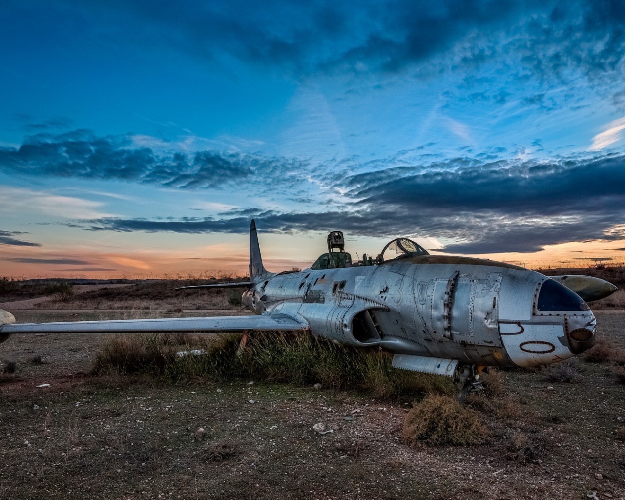 Старый самолет на военном аэродроме