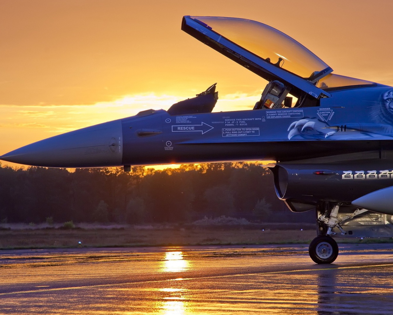 Открытая кабина военного самолета