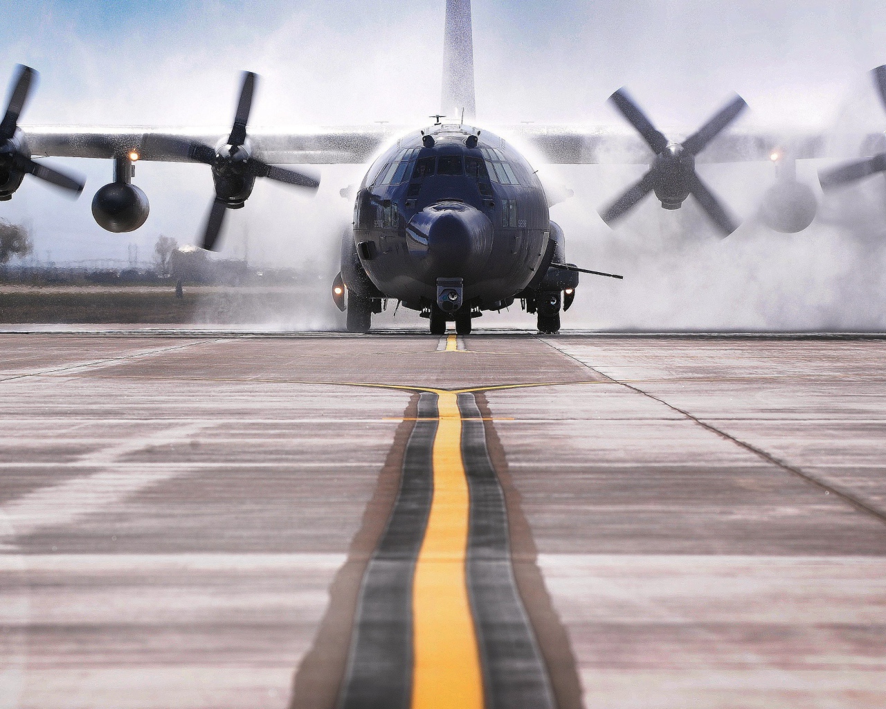 Винты самолета Lockheed C-130 Hercules поднимают пыль