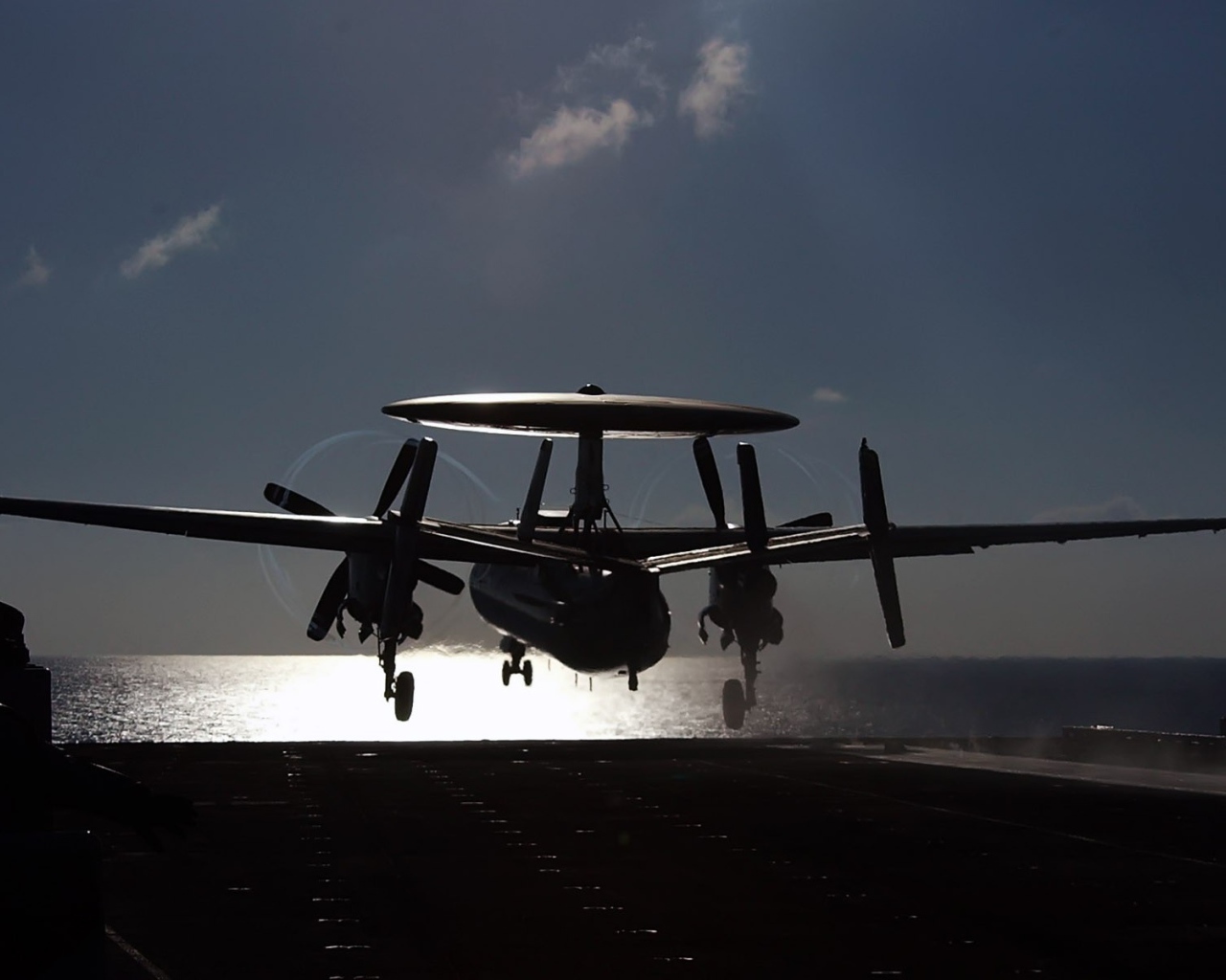 Самолет радиоразведки E-2 Hawkeye на взлете