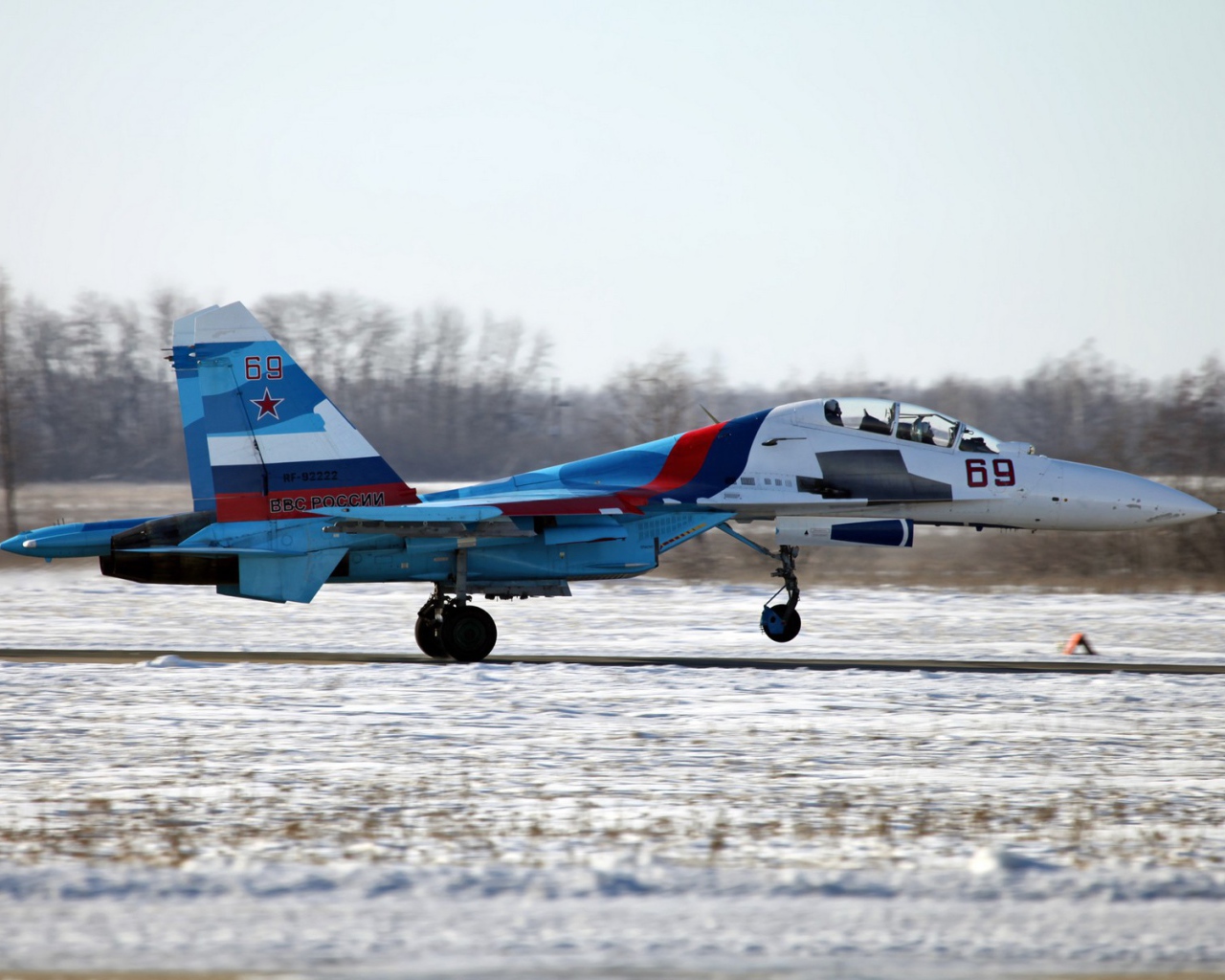 Российский самолет СУ-27 на зимнем аэродроме