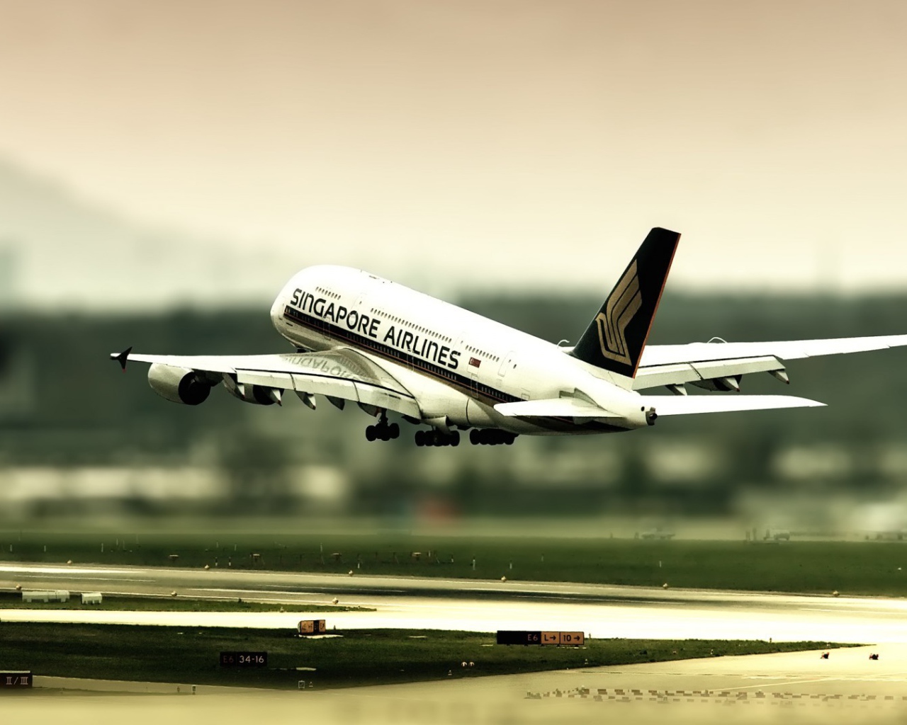 Самолет Сингапурских авиалиний отправляется в рейс