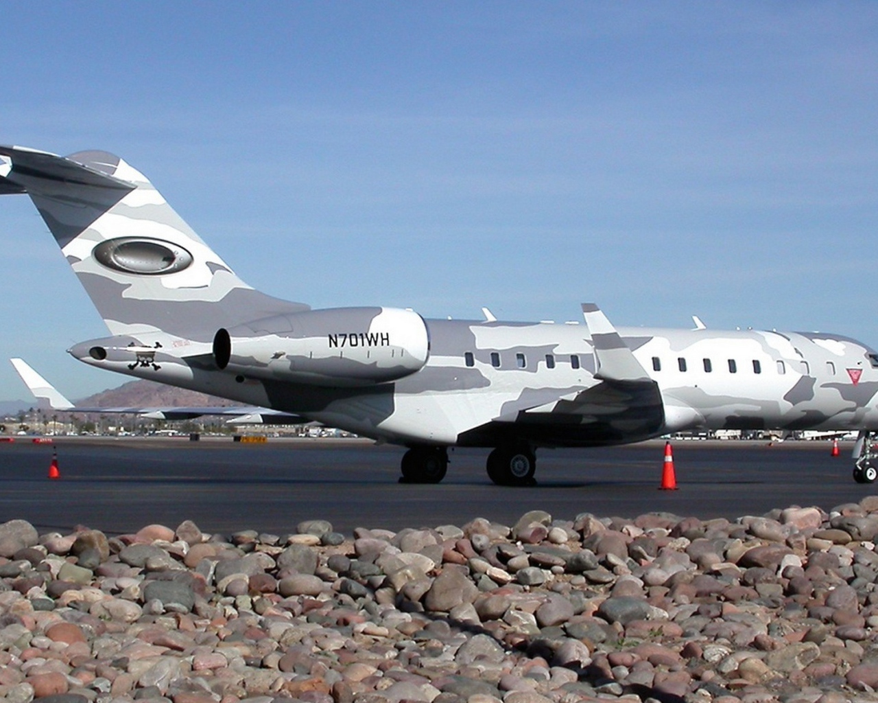 Небольшой самолет в камуфлированной окраске