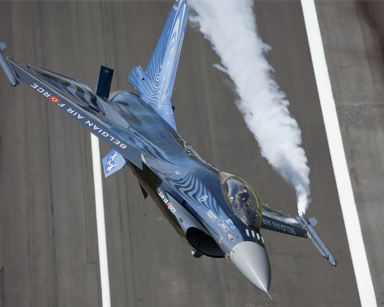 Дымящийся самолет над землей