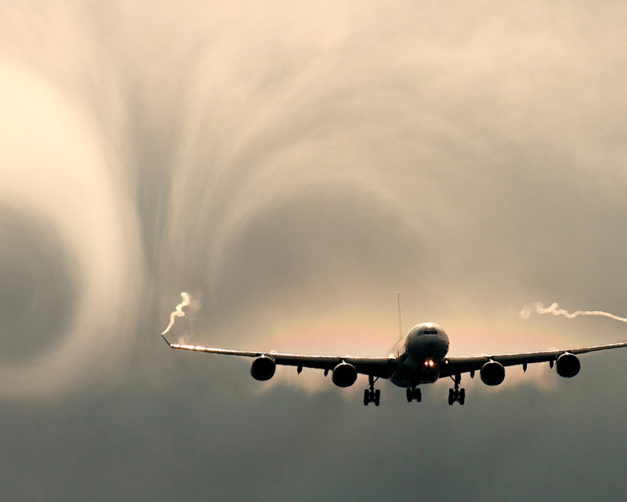 Завихрения дыма позади самолета