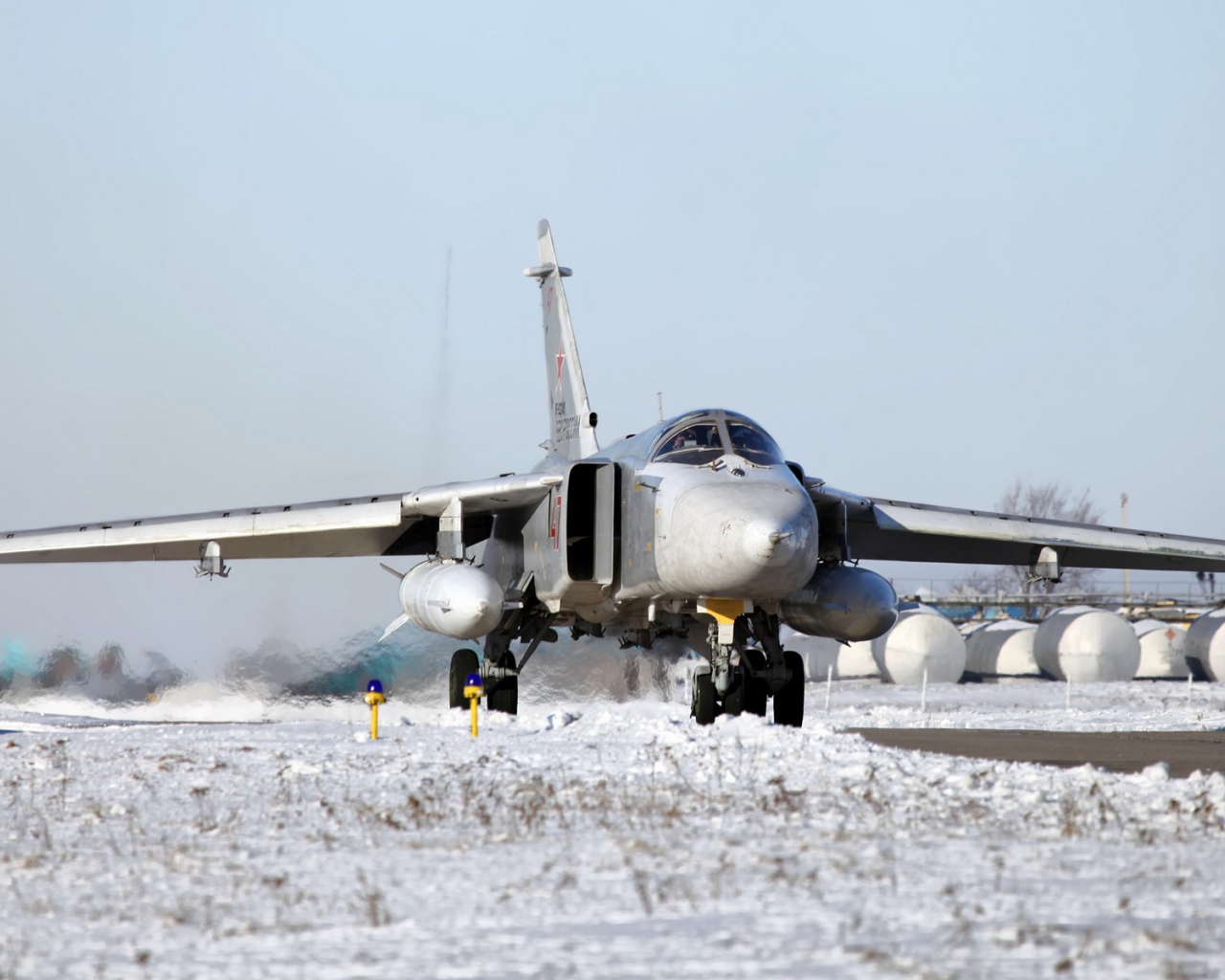 Истребитель Су-24 готовится ко взлету