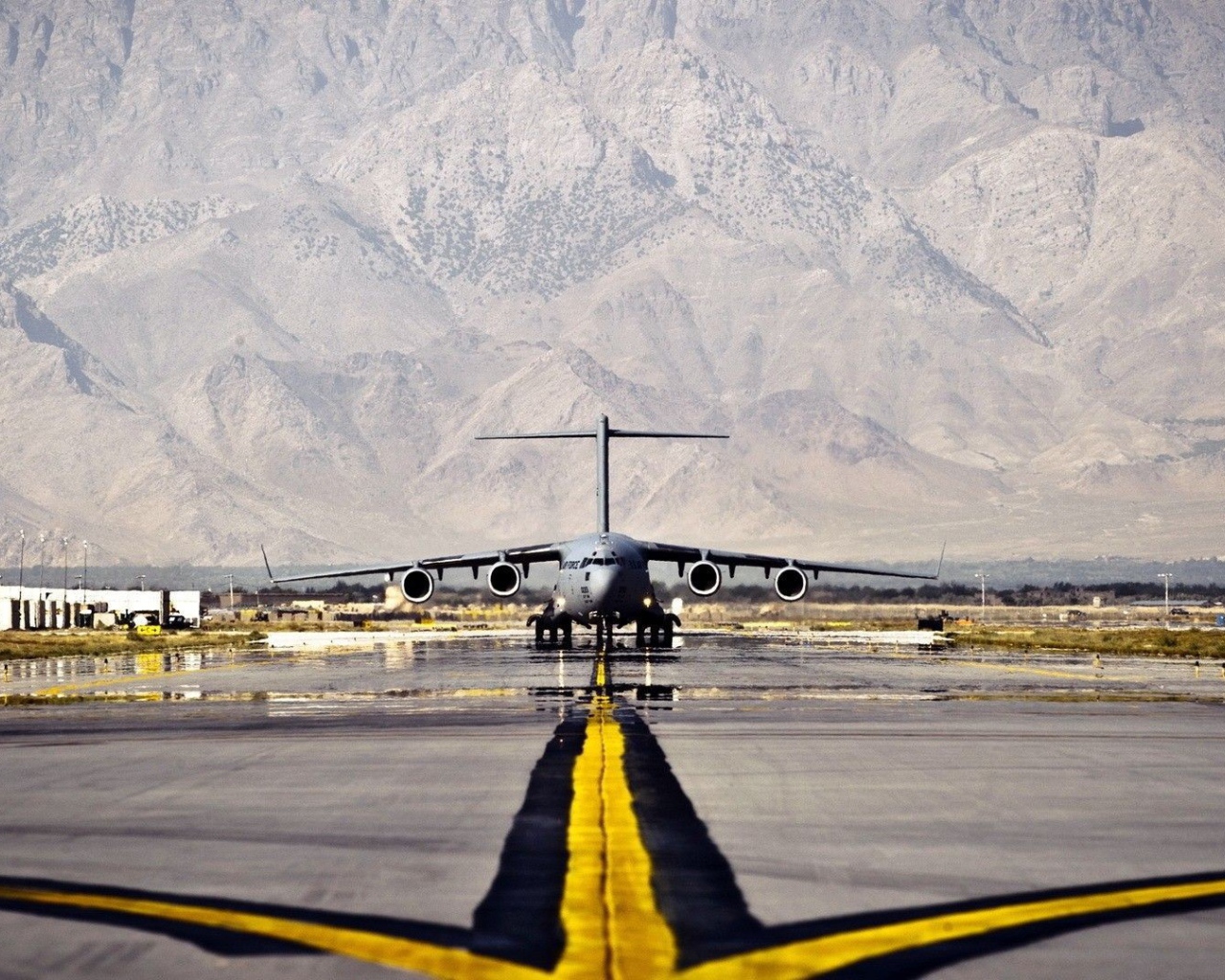 Самолет C-17 Globmaster на северном аэродроме