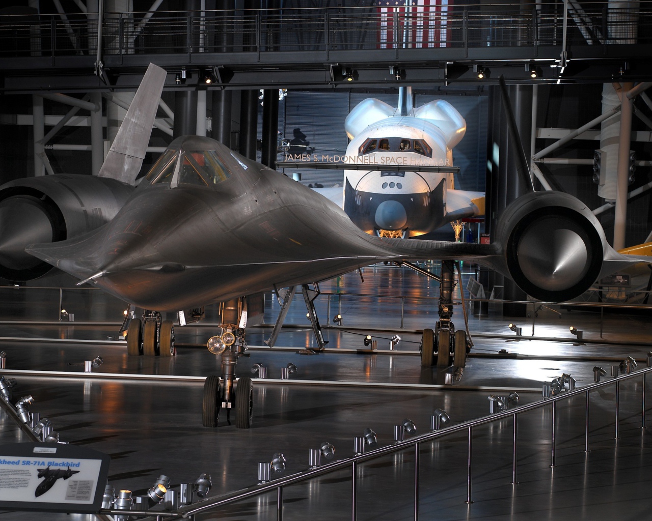 Самолет Lockheed SR-71 на фоне шаттла