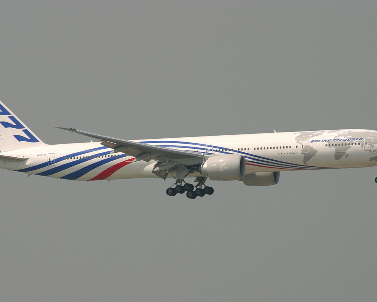 Самолет с номером 777