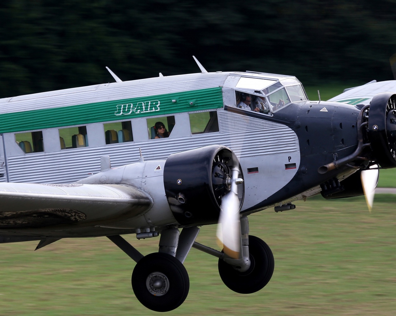 Старинный пассажирский самолет Junkers Ju 52-3m