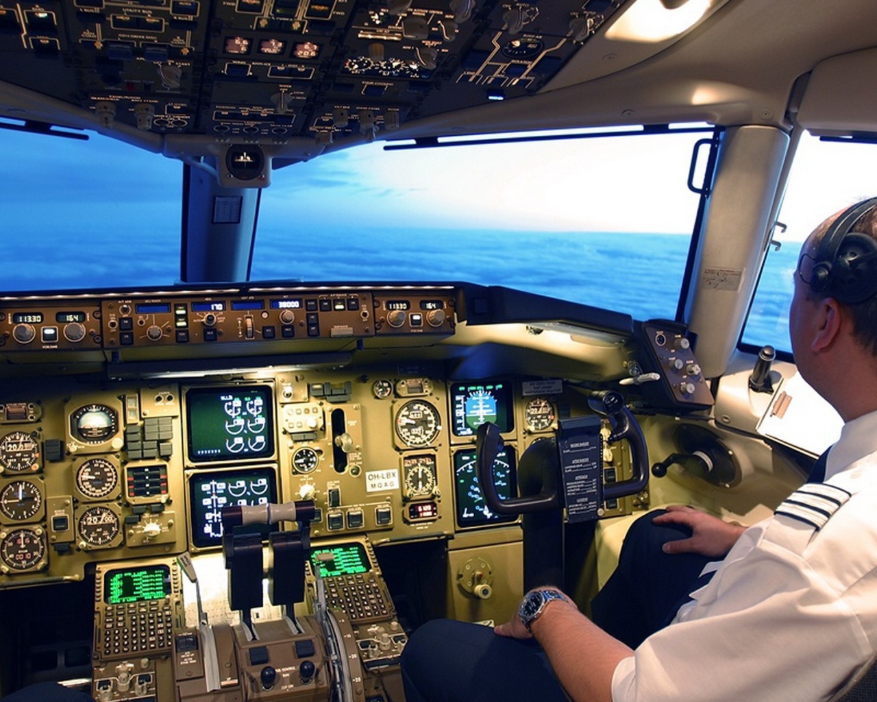 Пилот самолета над облаками