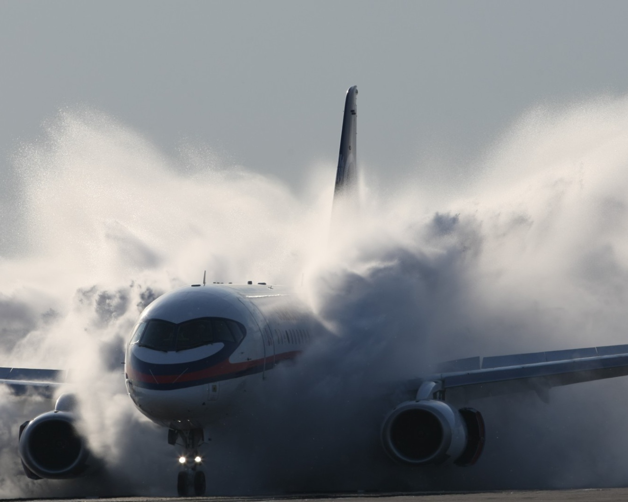 Самолет пролетает облако