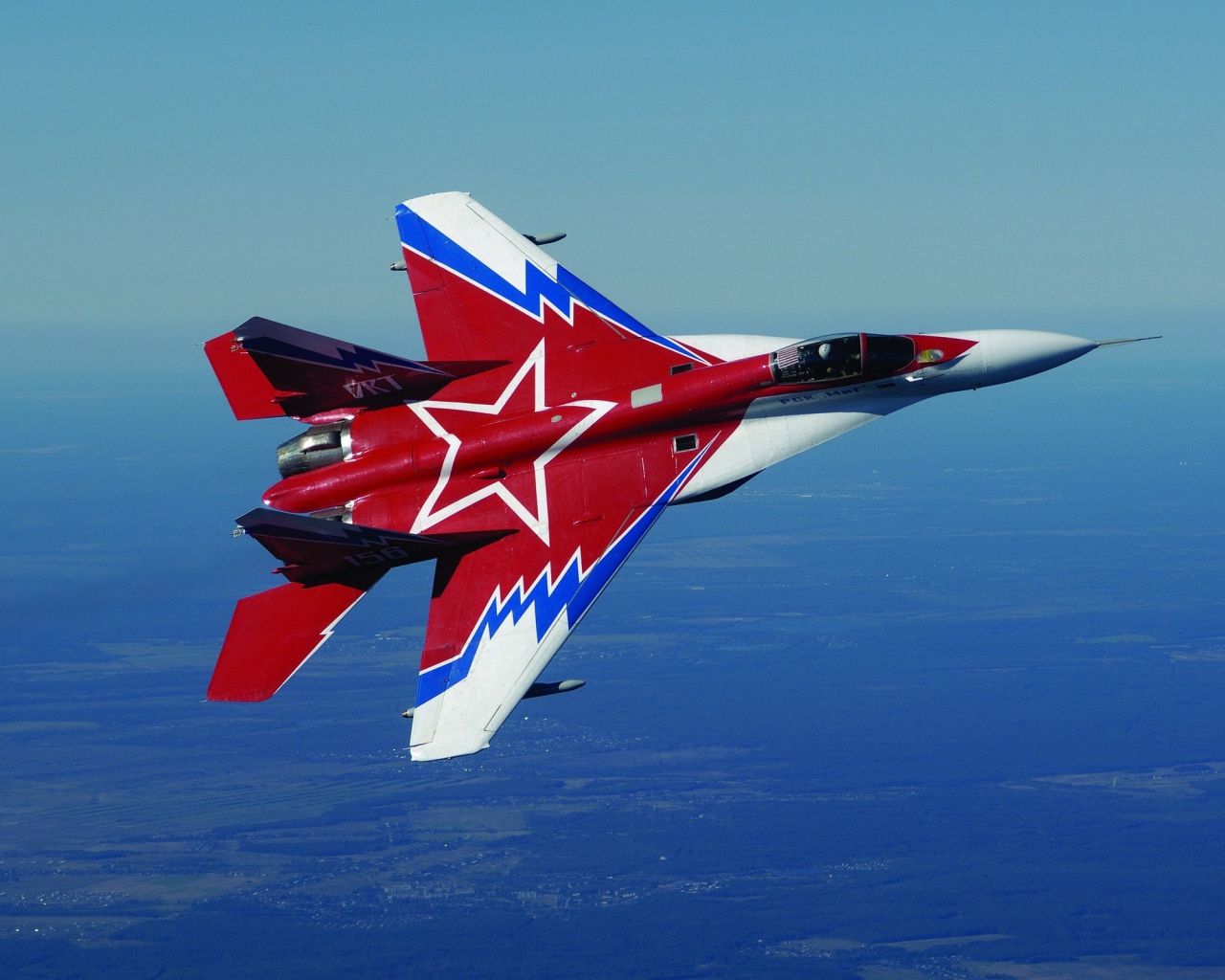 Самолет с большой звездой на крыльях