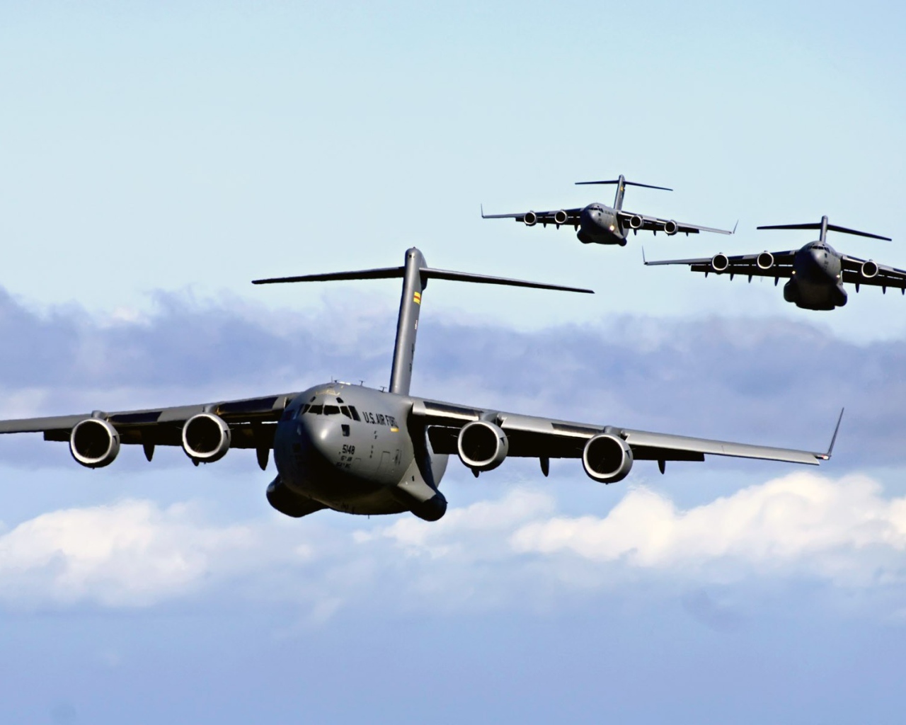 Три транспортных самолета C-17 Globmaster