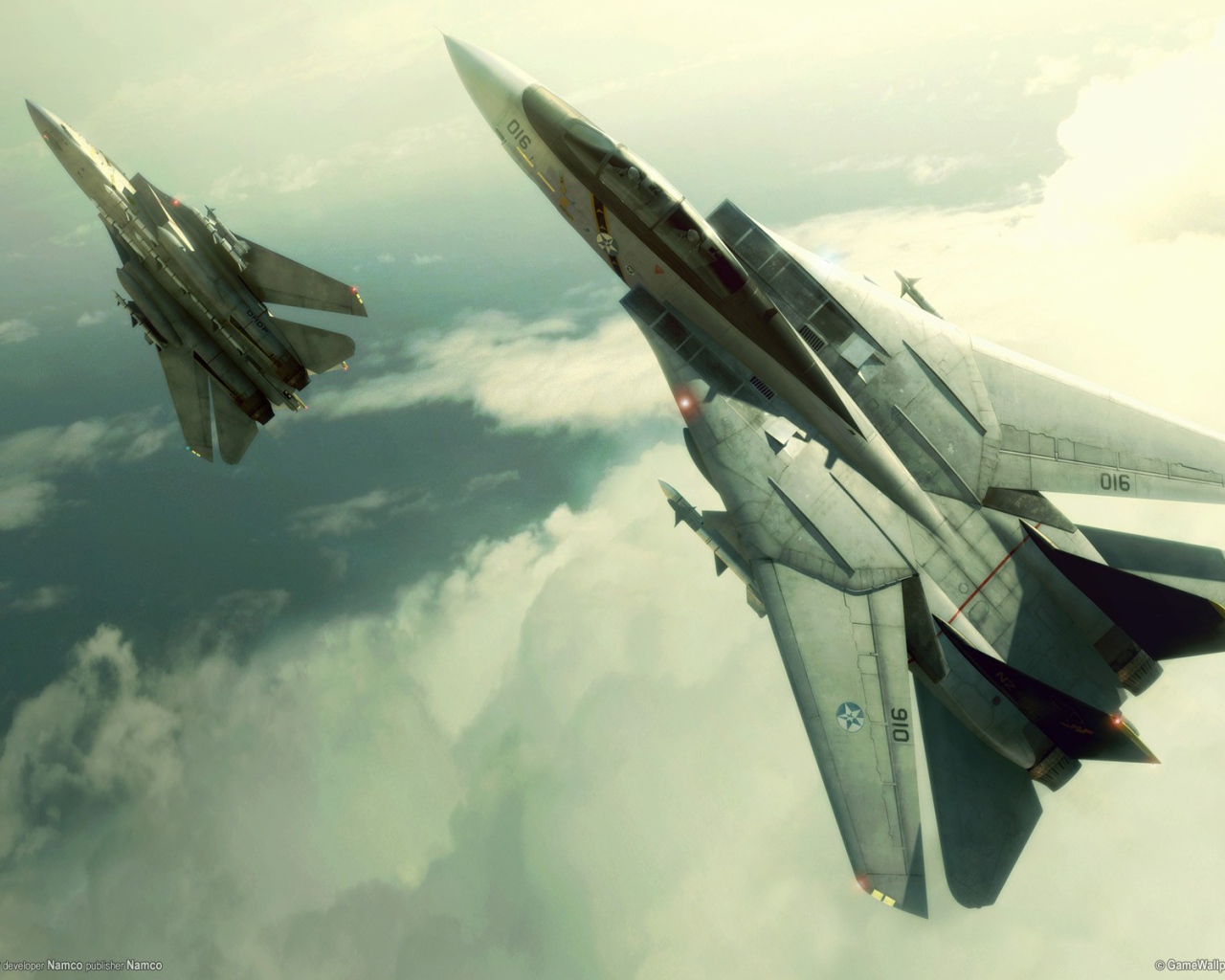 Два истребителя идут параллельным курсом