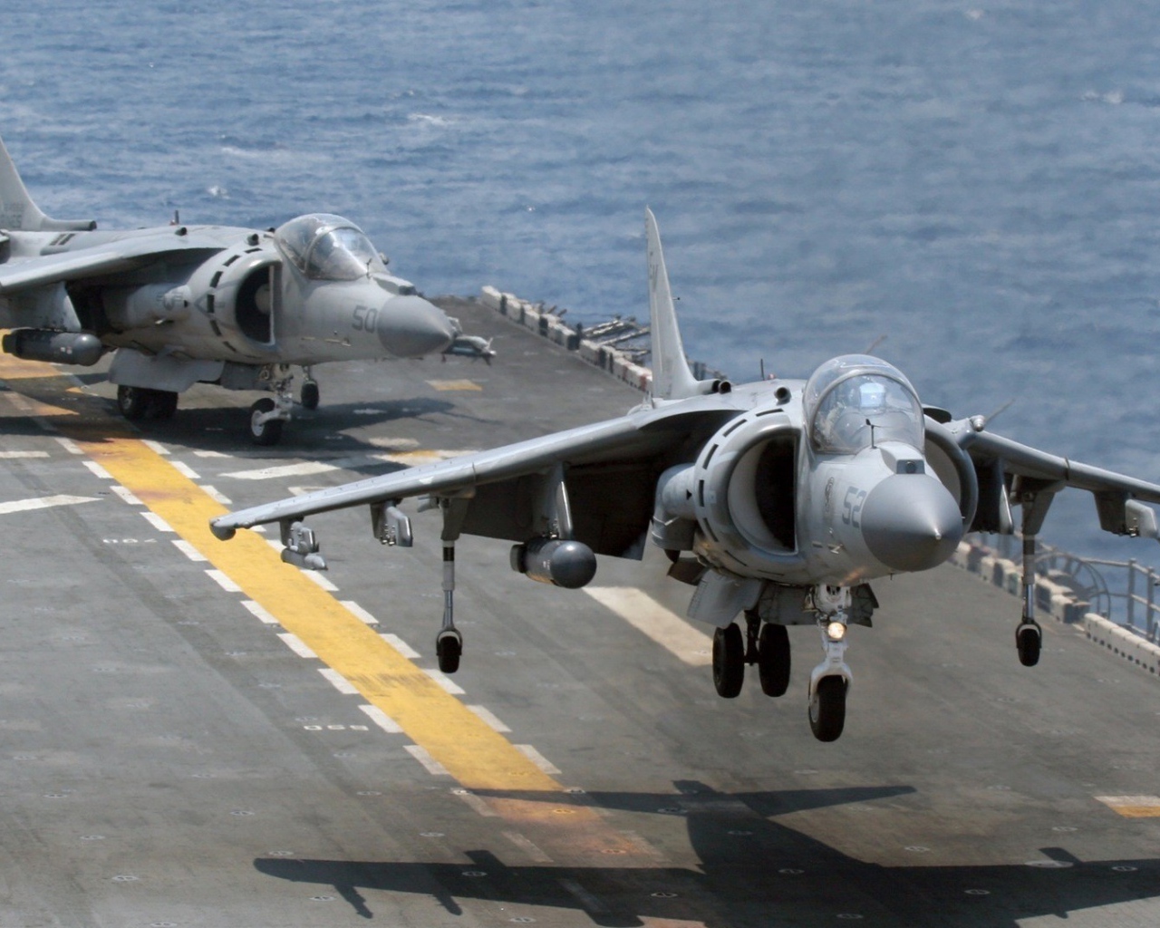 Два истребителя готовятся к старту с авианосца